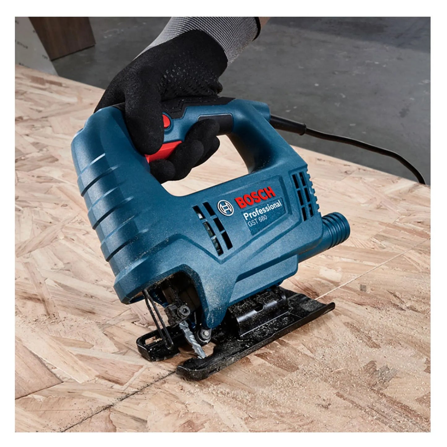 Sierra caladora GST680 110V 500W con 1 hoja de corte Bosch