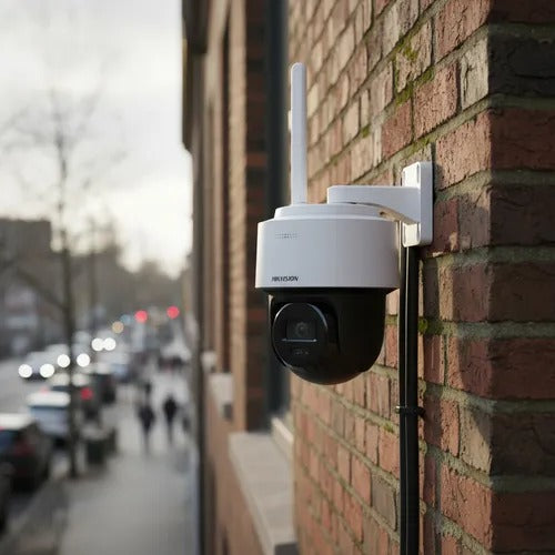 CÁMARA DE RED HÍBRIDA INTELIGENTE PARA EXTERIORES FIJA DE 4 MP CON LUZ LED